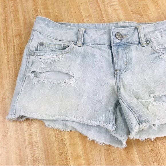 American Eagle Light wash distressed Denim short women Size 4 - Picture 4 of 16